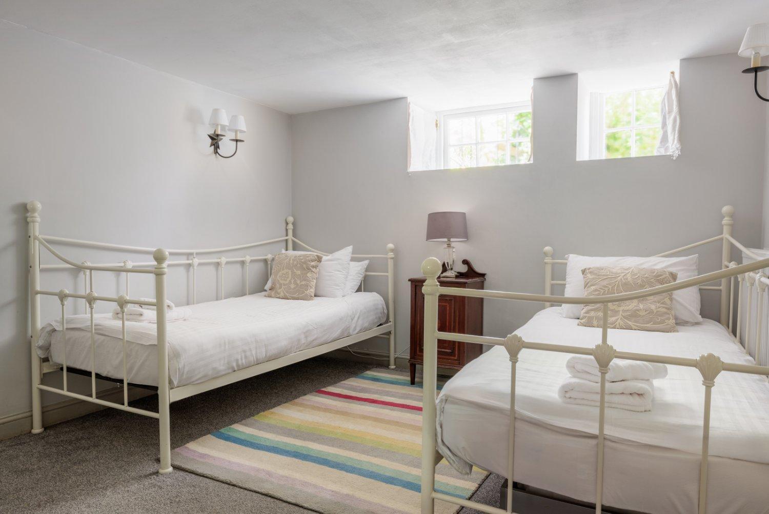 The Old School Rooms Beautiful Georgian Apartment, Sleeps 12 With Wifi And Parking, Near Bath Box  Bagian luar foto